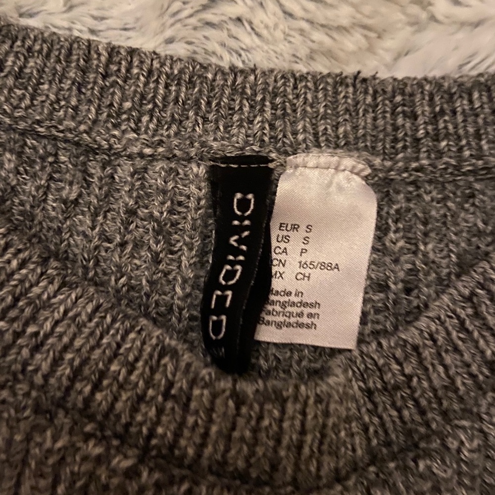 H&M SWEATER - Picture 2 of 3